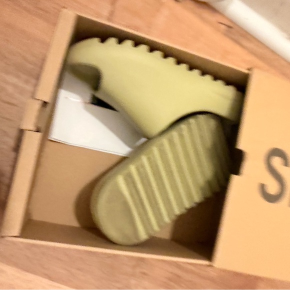 Yeezy slides - Picture 5 of 5
